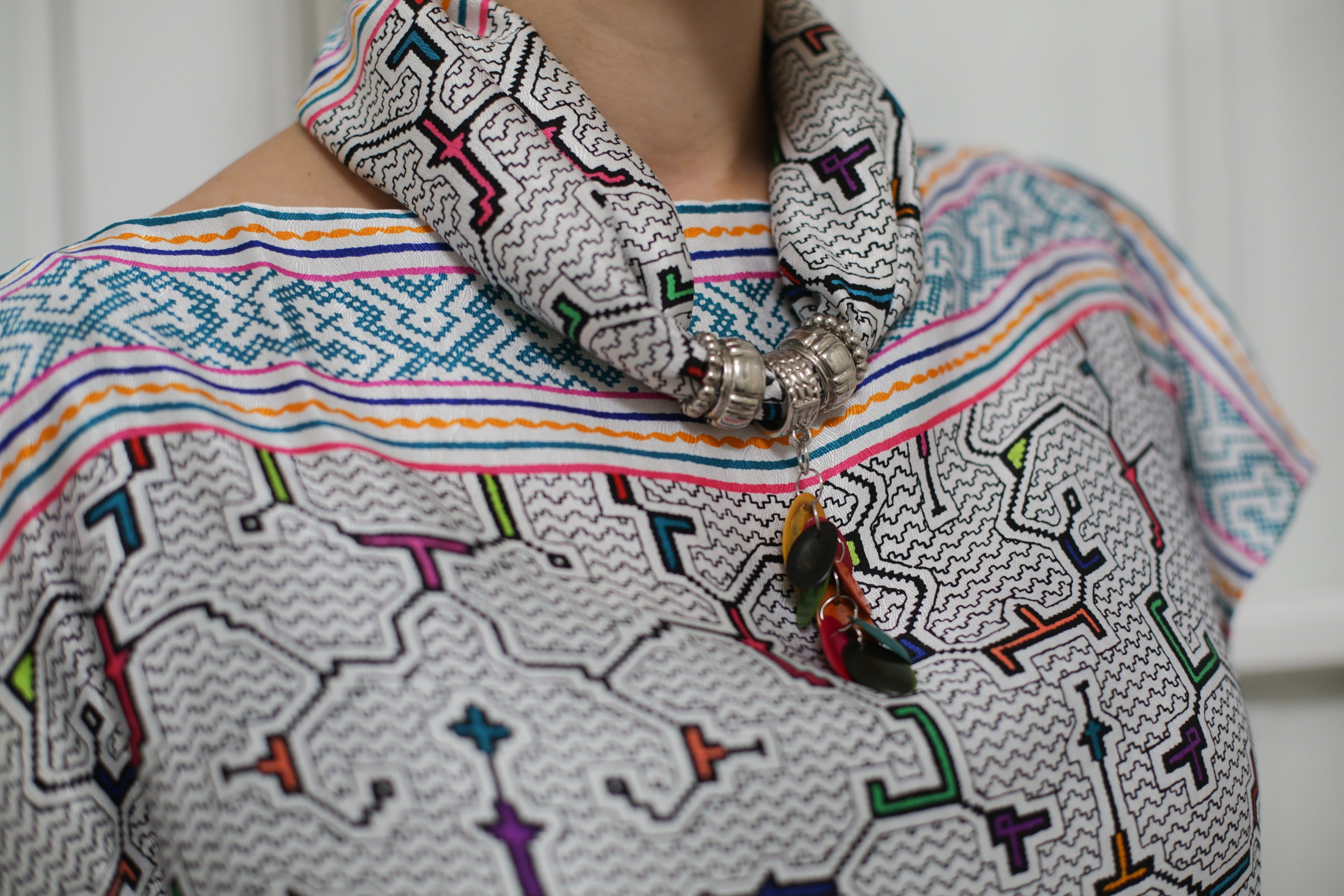 COLLAR AMAZONAS BLANCO