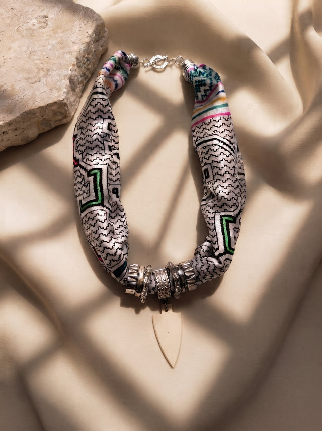 COLLAR AMAZONAS BLANCO