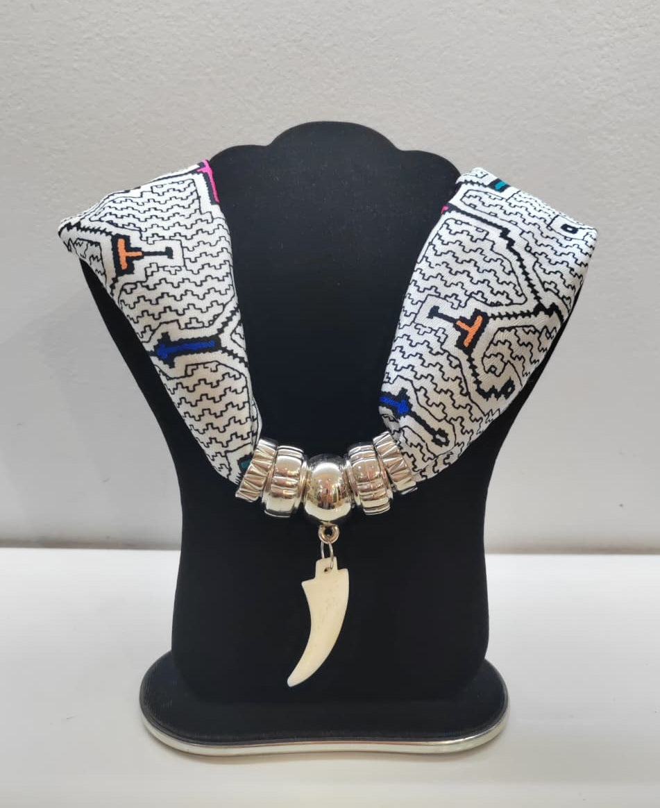 COLLAR AMAZONAS BLANCO