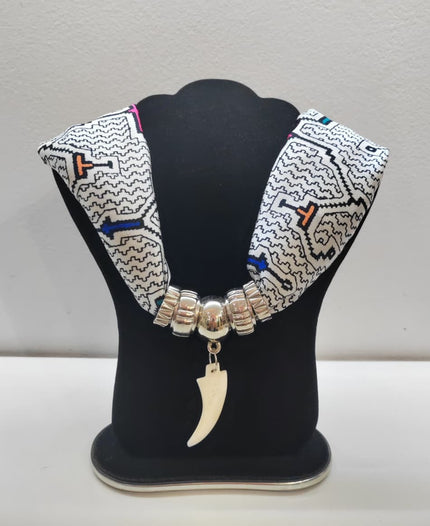 COLLAR AMAZONAS BLANCO
