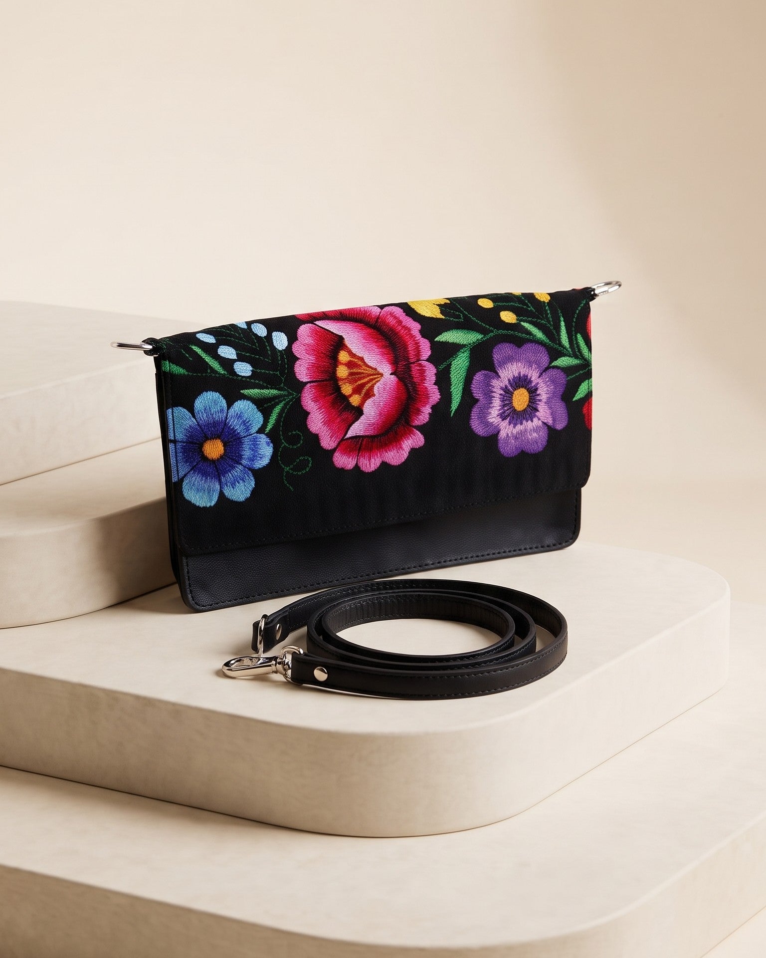CARTERA VIAJERA FLOR ANDINA NEGRO
