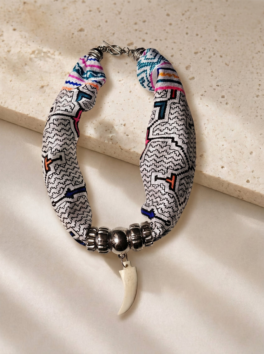 COLLAR AMAZONAS BLANCO