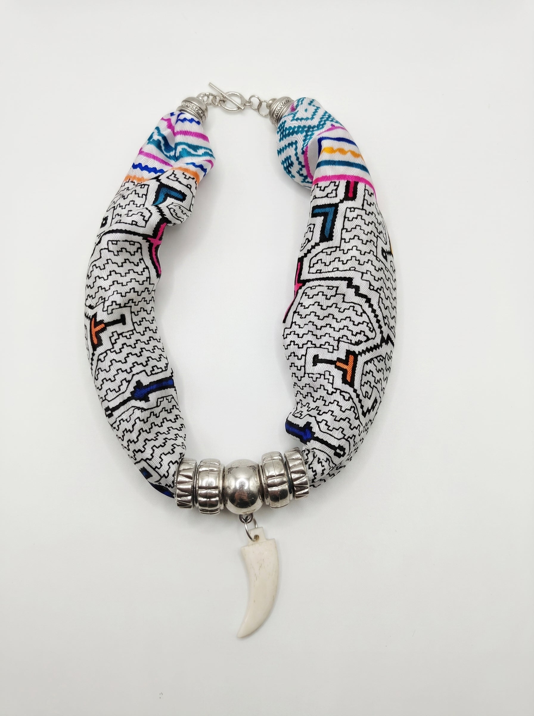 COLLAR AMAZONAS BLANCO