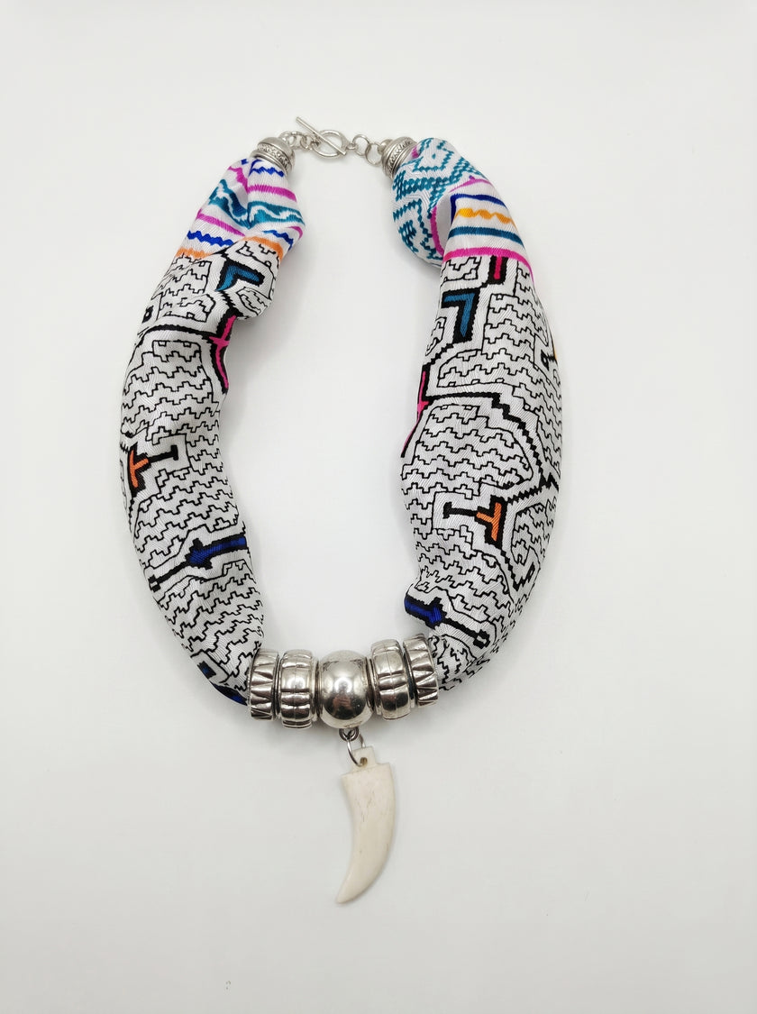 COLLAR AMAZONAS BLANCO