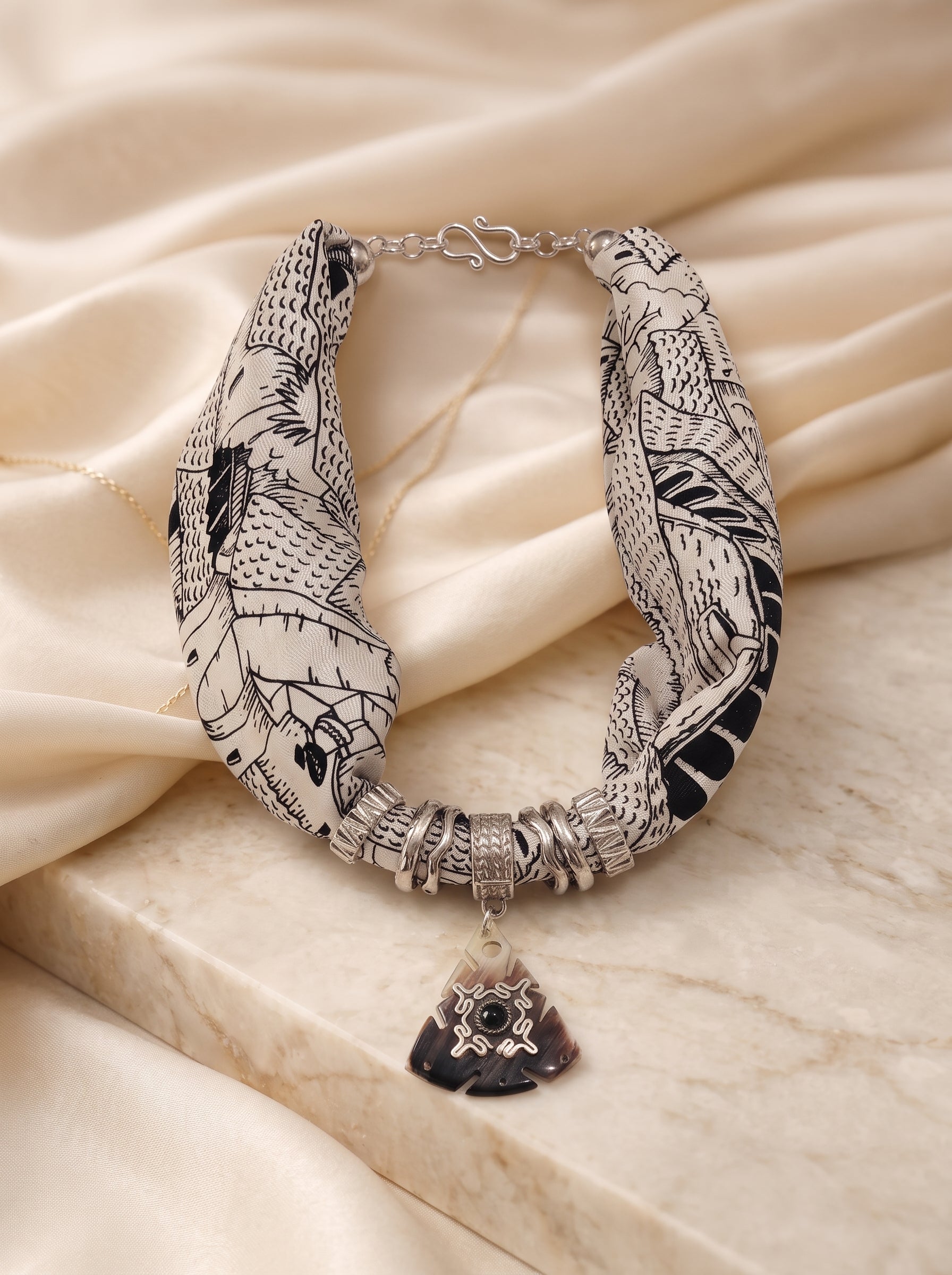 COLLAR CALLES CUSCO BEIGE