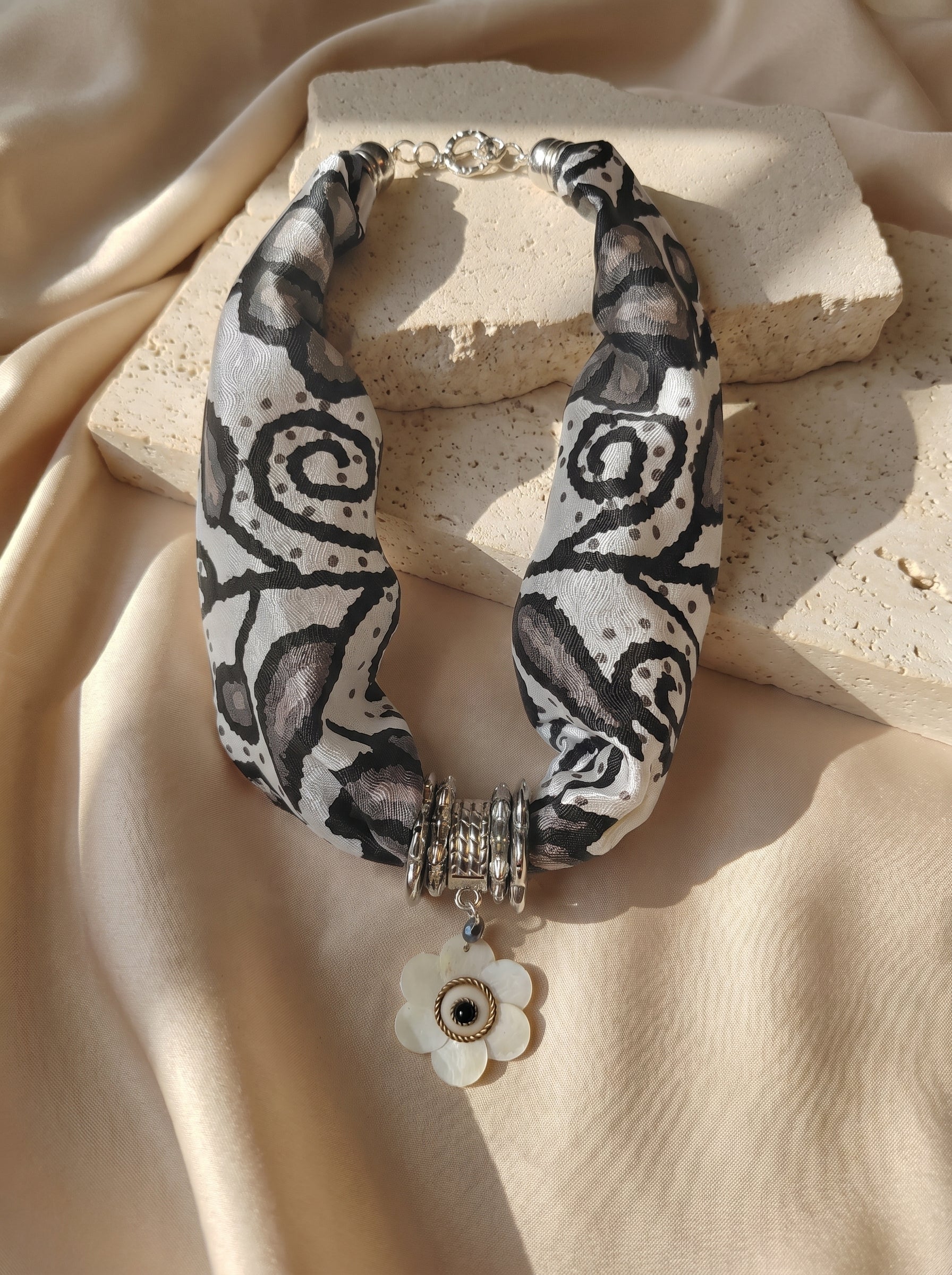 COLLAR AYACUCHO NEGRO