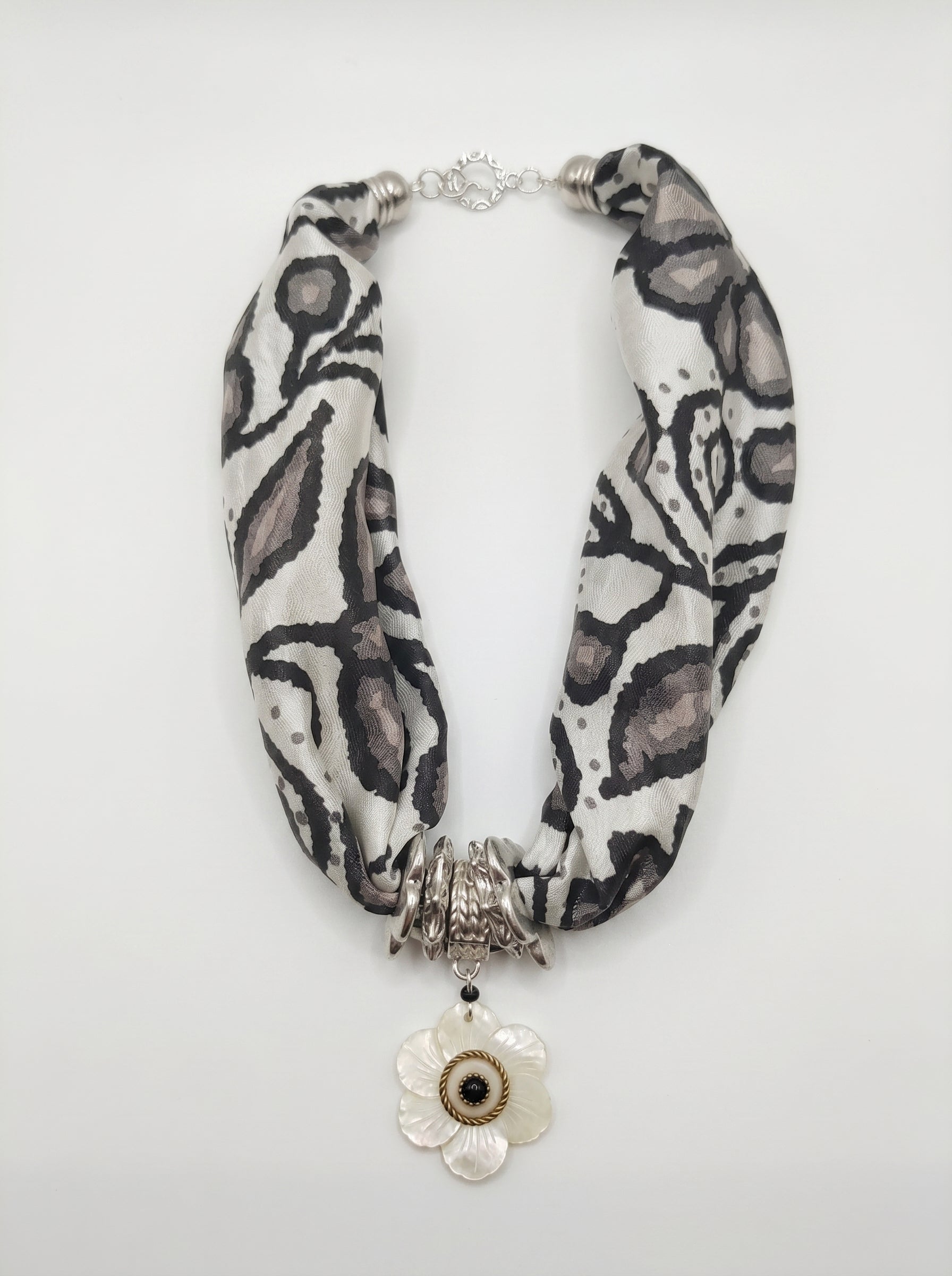 COLLAR AYACUCHO NEGRO
