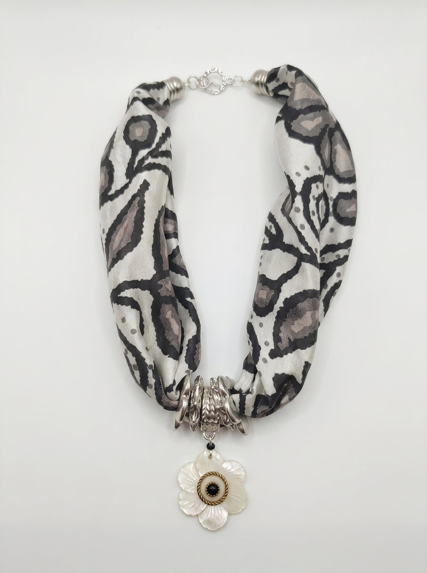 COLLAR AYACUCHO NEGRO