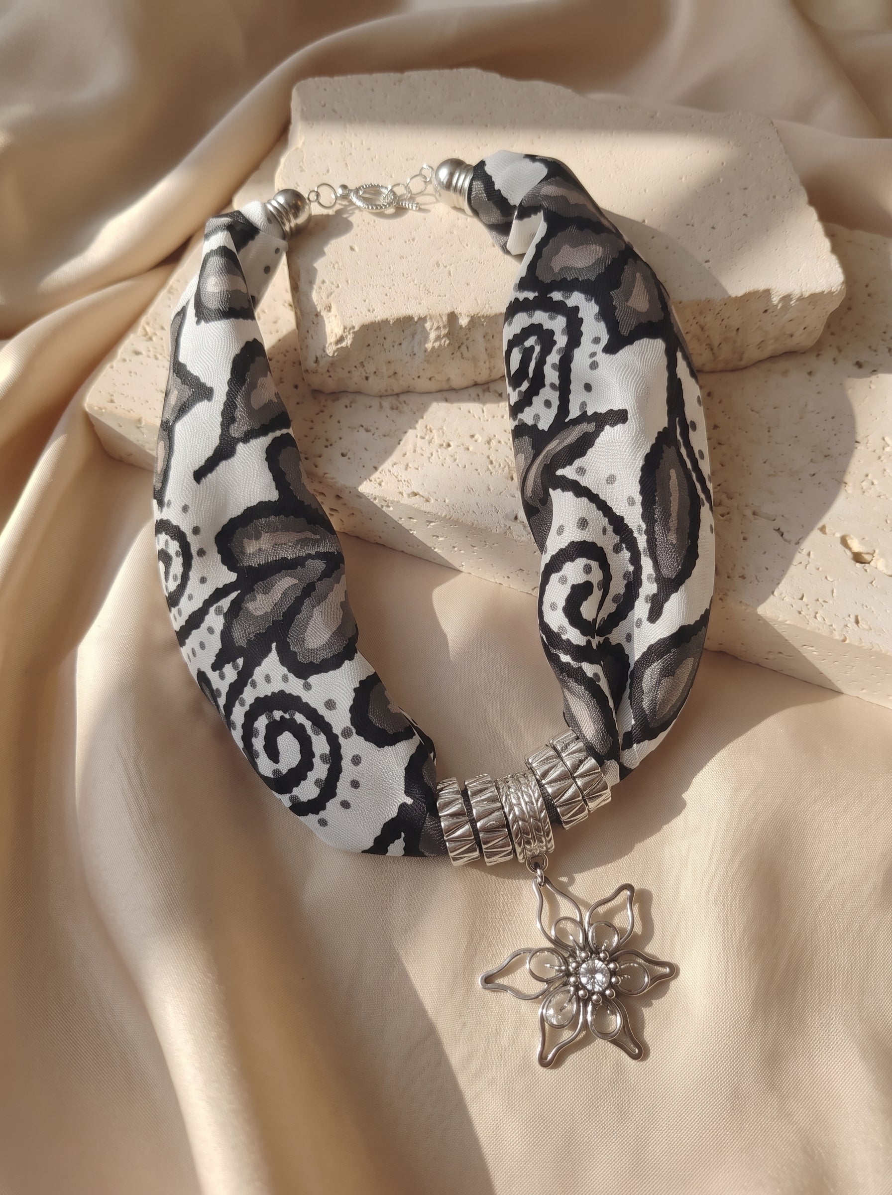COLLAR AYACUCHO NEGRO
