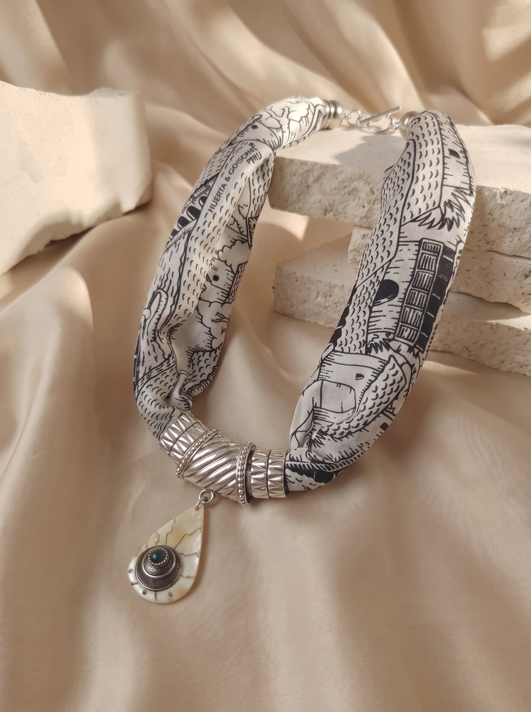 COLLAR CALLES CUSCO BEIGE