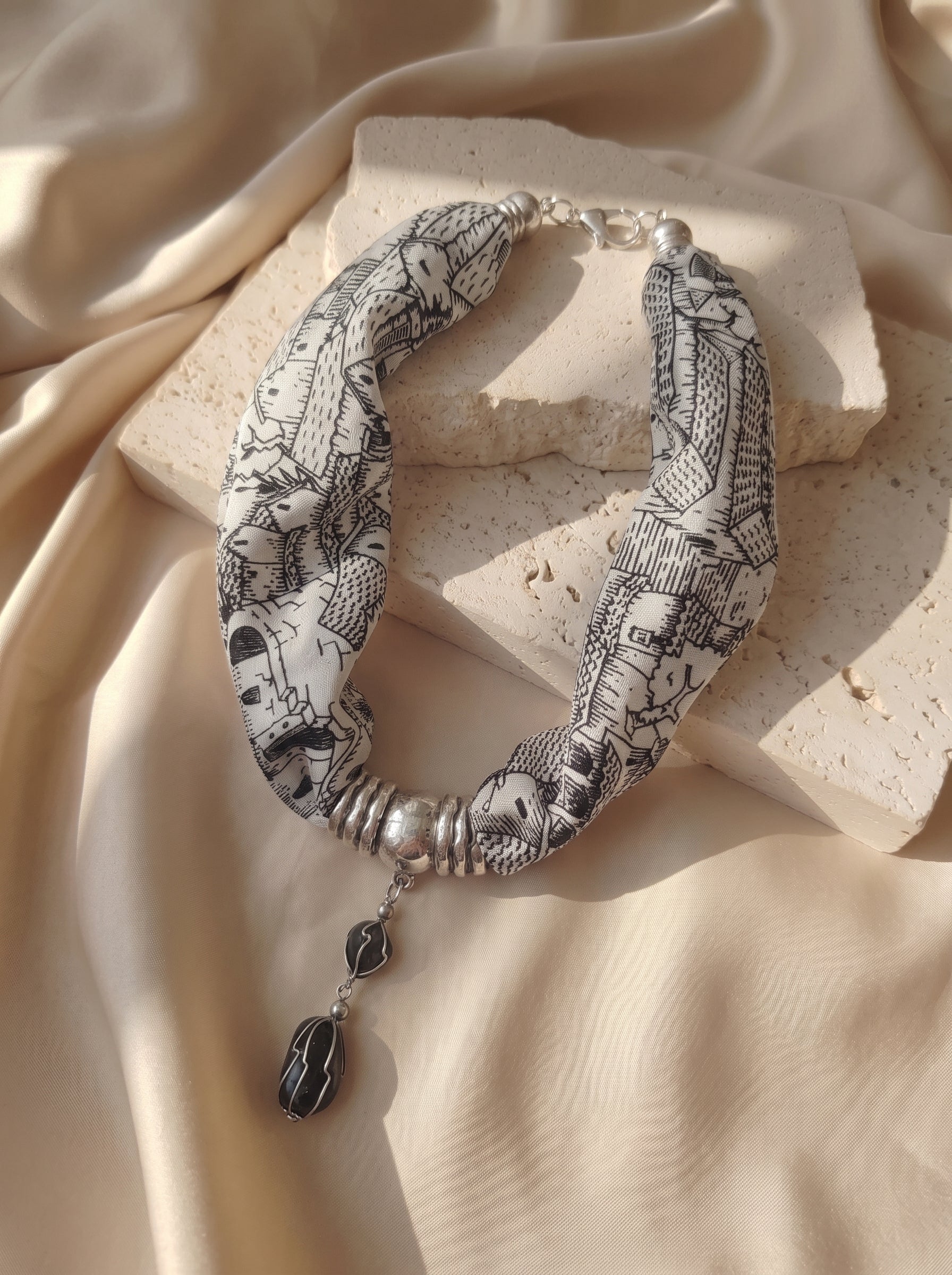 COLLAR CALLES CUSCO BEIGE