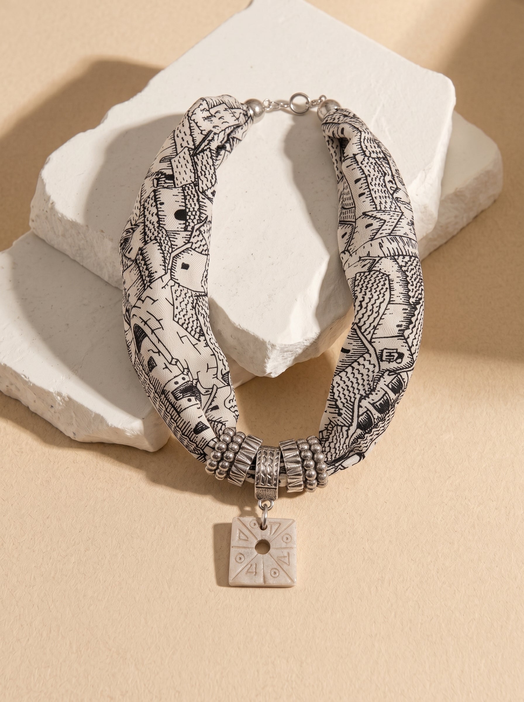 COLLAR CALLES CUSCO BEIGE